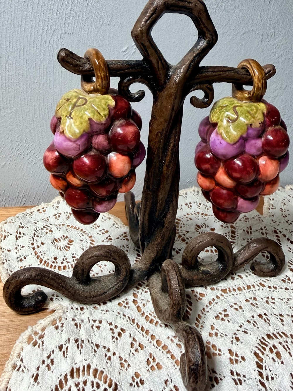 Vintage Grape Cluster Salt and pepper shakers on Bronze Display . - Picture 5 of 5